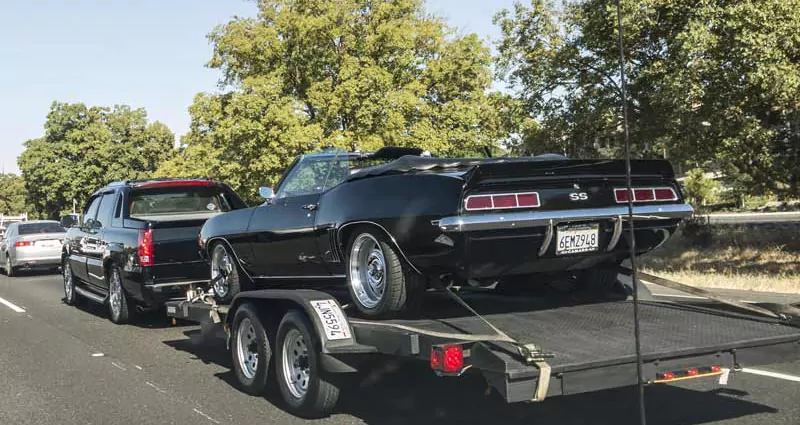 car-trailer-on-the-road.webp